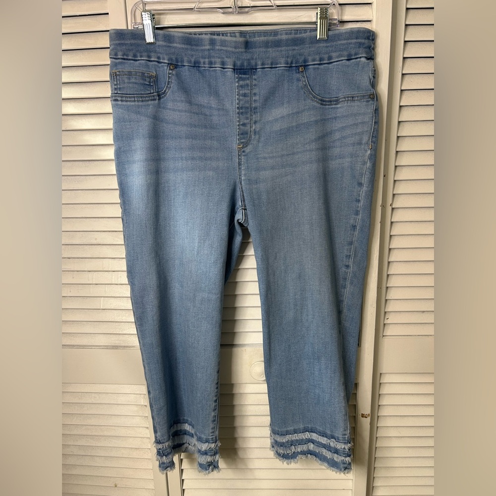 Chicos Pull On Capris Light Wash Blue Denim Size M